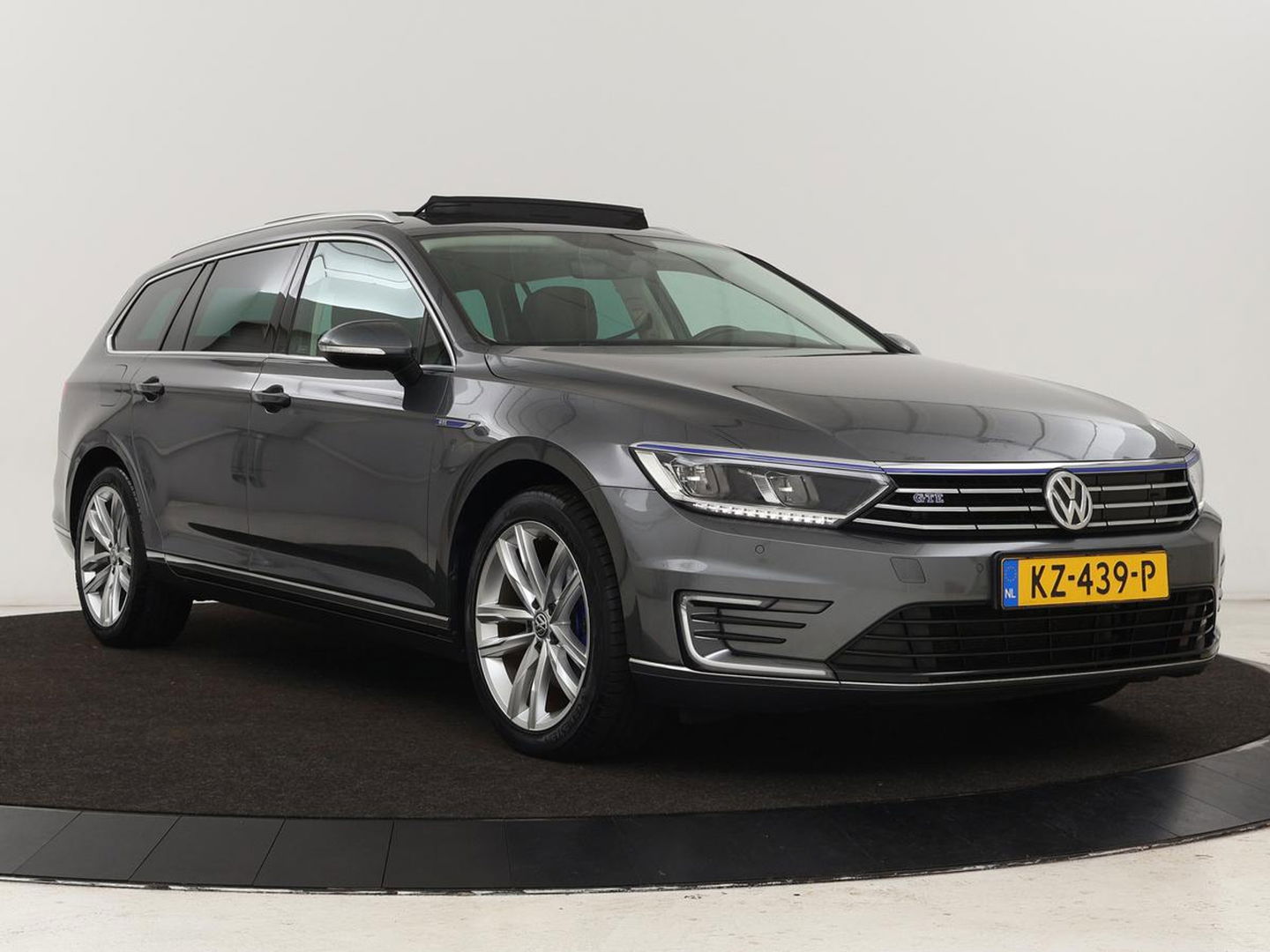 Volkswagen Passat 1.4 TSI GTE | Panoramadak | Stoelverwarming | Trekhaak | Adaptive cruise | Camera | Carplay | Leder/Alcantara | Full LED | Virtual Cockpit
