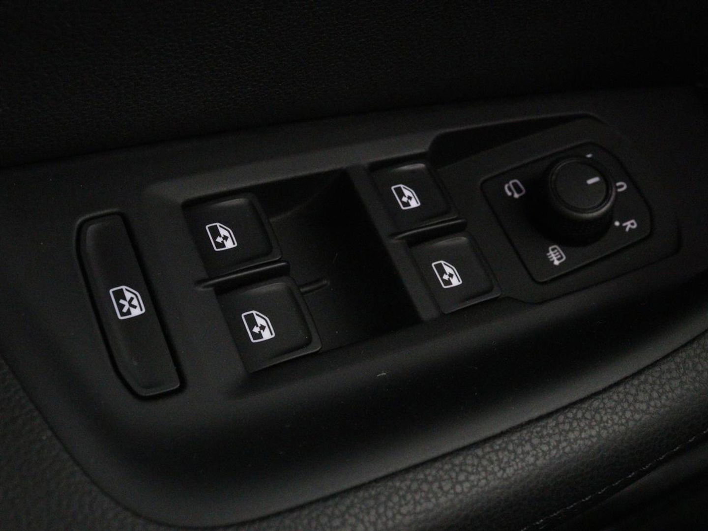 Volkswagen Passat 1.4 TSI GTE | Panoramadak | Stoelverwarming | Trekhaak | Adaptive cruise | Camera | Carplay | Leder/Alcantara | Full LED | Virtual Cockpit