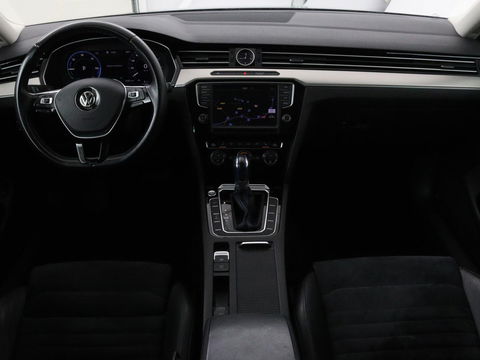 Volkswagen Passat 1.4 TSI GTE | Panoramadak | Stoelverwarming | Trekhaak | Adaptive cruise | Camera | Carplay | Leder/Alcantara | Full LED | Virtual Cockpit