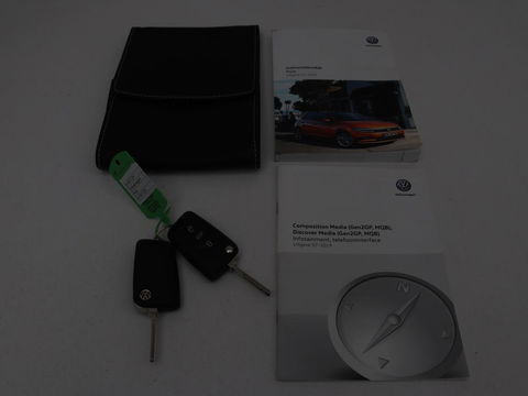 Volkswagen Polo 1.0 TSI R Line | Panoramadak | Stoelverwarming | Adaptive cruise | Climate control | Park Assist | Carplay | Navigatie