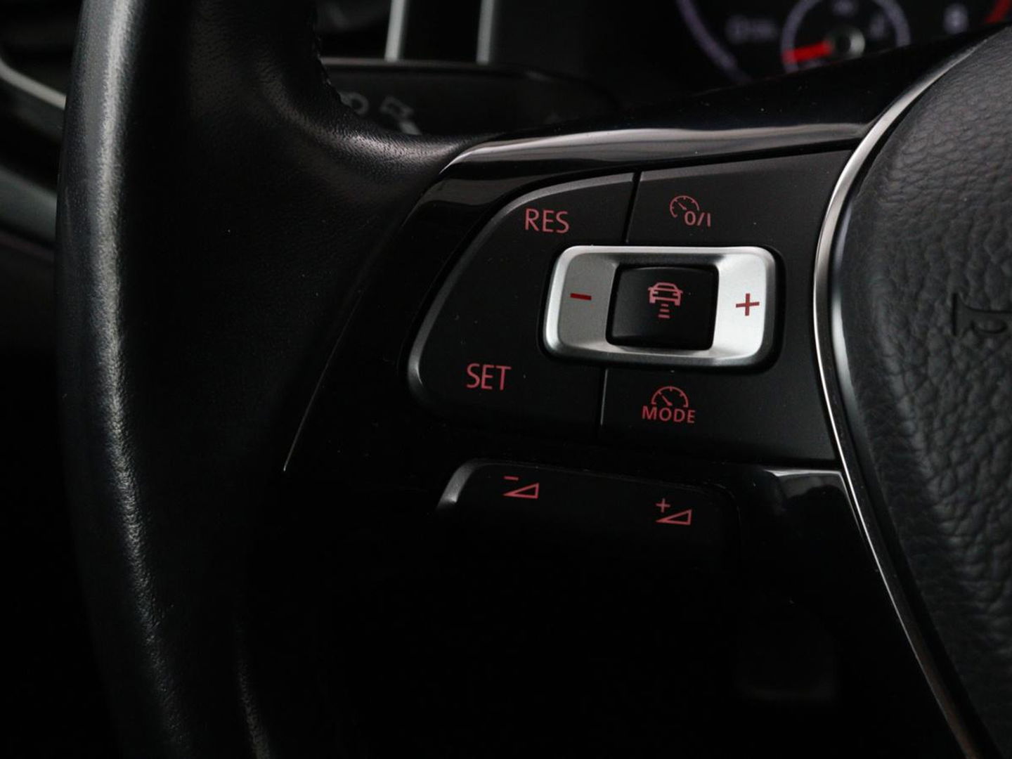 Volkswagen Polo 1.0 TSI R Line | Panoramadak | Stoelverwarming | Adaptive cruise | Climate control | Park Assist | Carplay | Navigatie