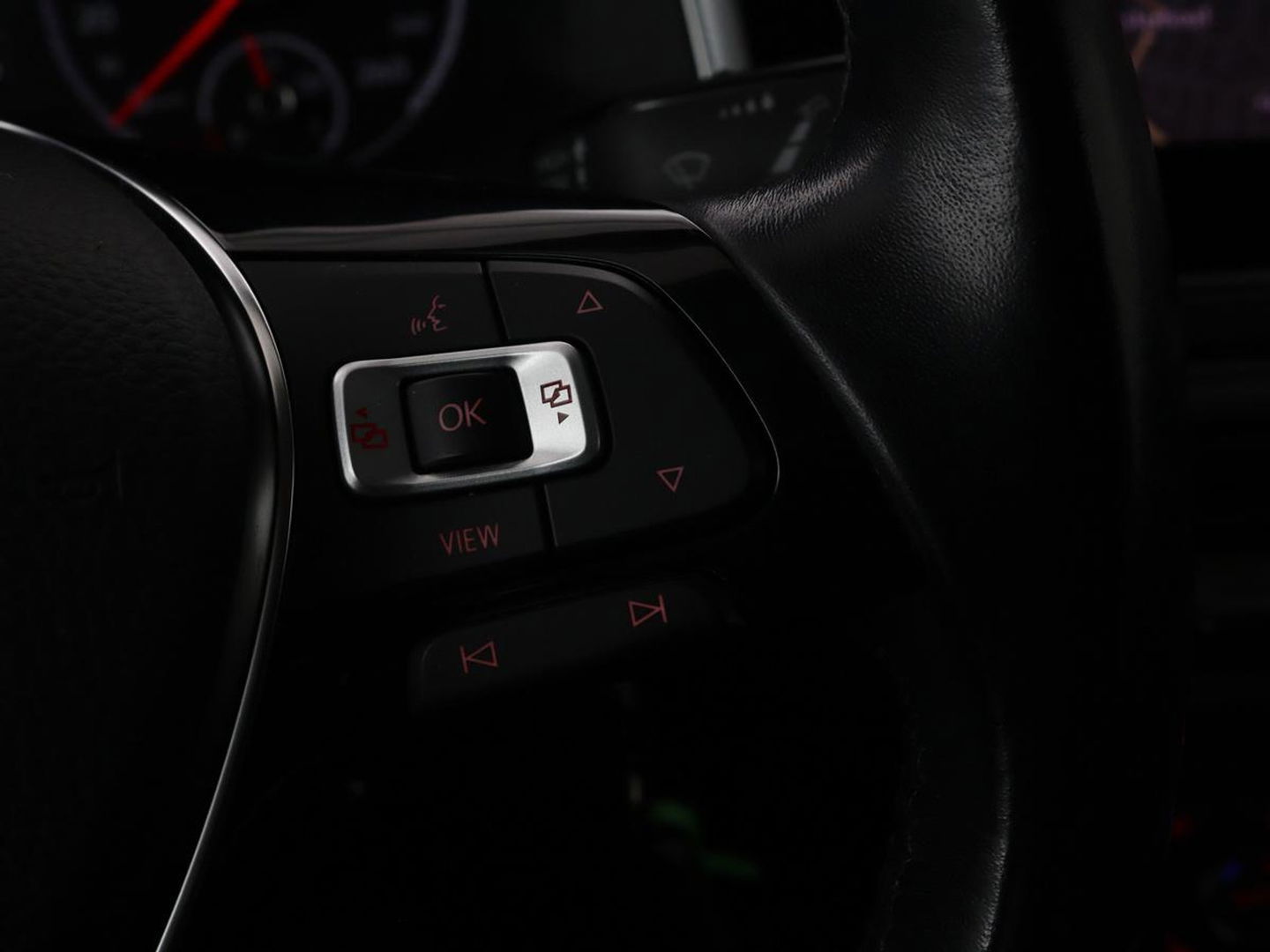 Volkswagen Polo 1.0 TSI R Line | Panoramadak | Stoelverwarming | Adaptive cruise | Climate control | Park Assist | Carplay | Navigatie