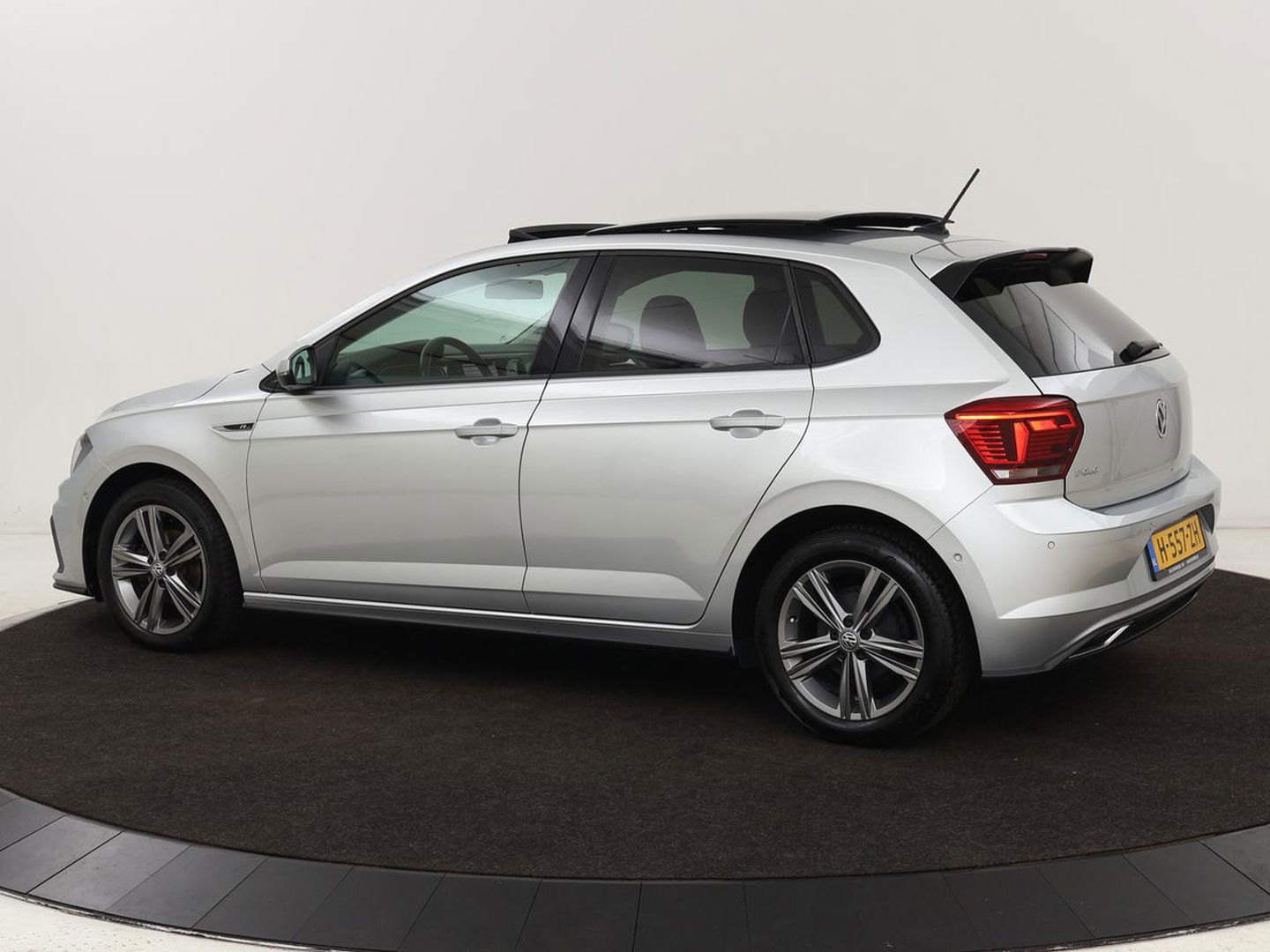 Volkswagen Polo 1.0 TSI R Line | Panoramadak | Stoelverwarming | Adaptive cruise | Climate control | Park Assist | Carplay | Navigatie