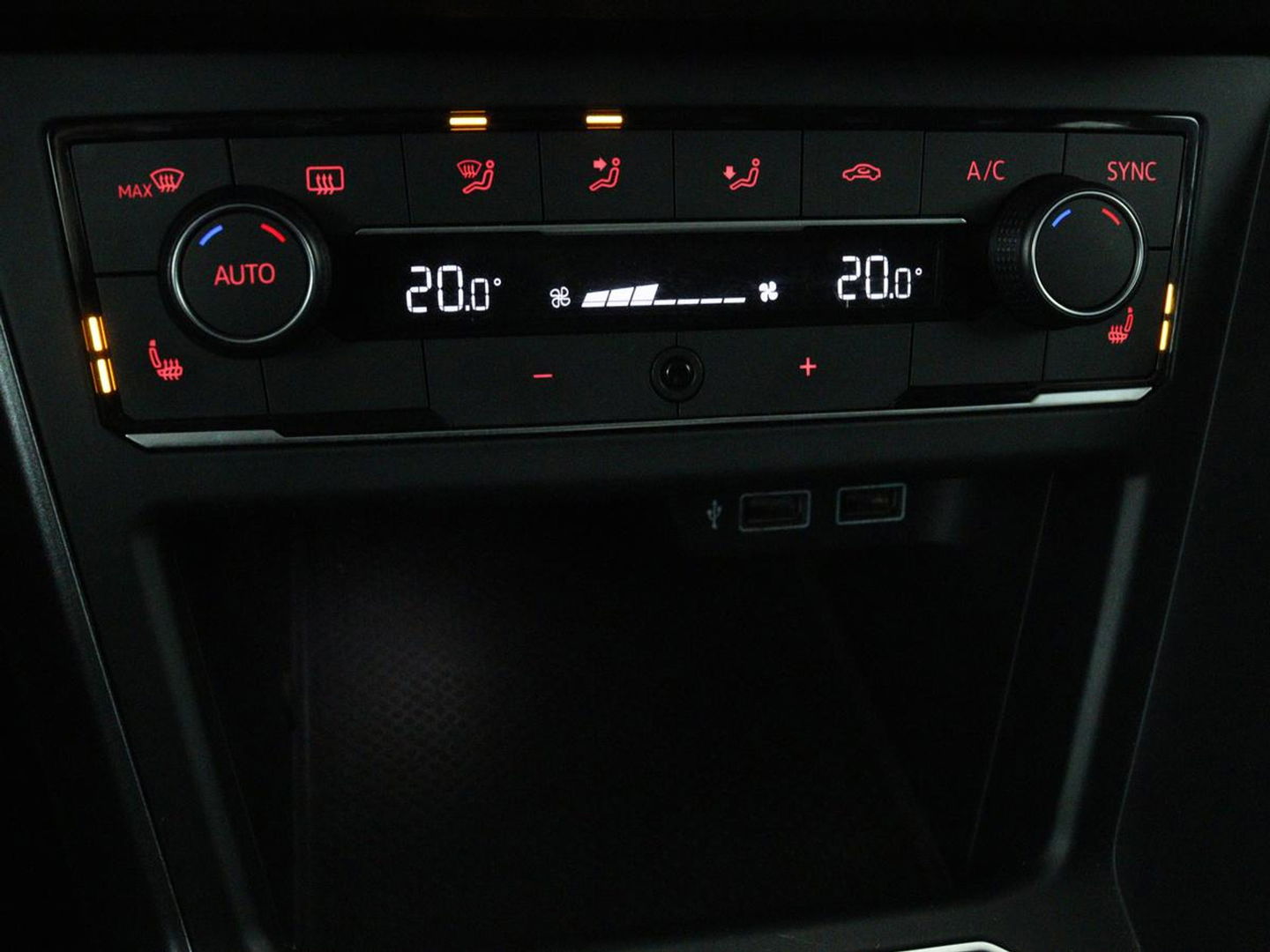 Volkswagen Polo 1.0 TSI R Line | Panoramadak | Stoelverwarming | Adaptive cruise | Climate control | Park Assist | Carplay | Navigatie