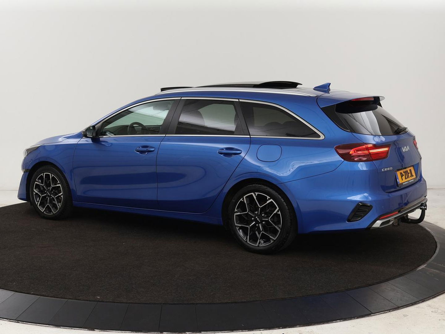 Kia Ceed 1.5 T-GDi GT-Line | Panoramadak | Stoel & stuurverwarming | Adaptive cruise | Trekhaak | Leder/Alcantara | Carplay | Camera | Digital Cockpit | Full LED