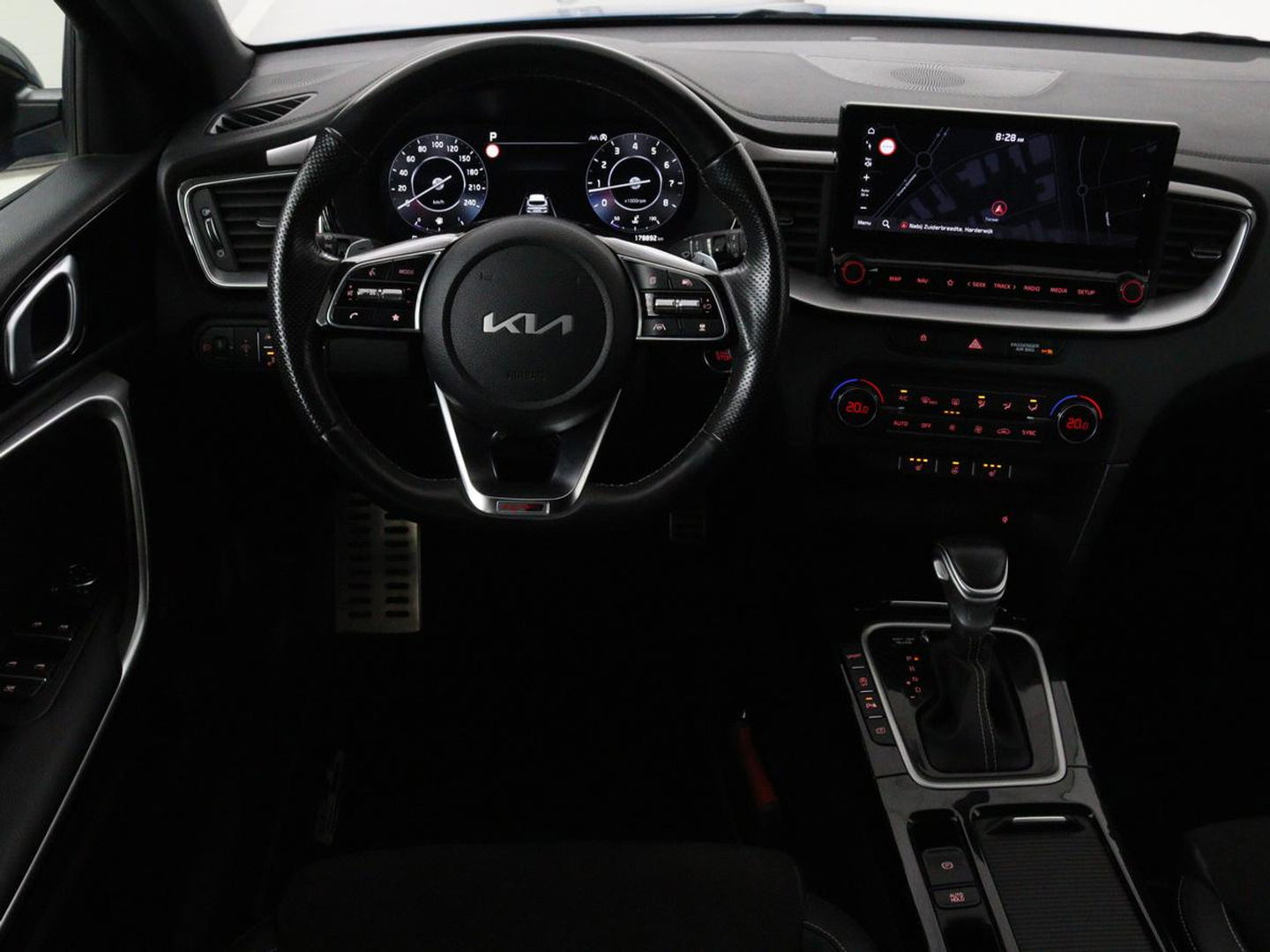 Kia Ceed 1.5 T-GDi GT-Line | Panoramadak | Stoel & stuurverwarming | Adaptive cruise | Trekhaak | Leder/Alcantara | Carplay | Camera | Digital Cockpit | Full LED