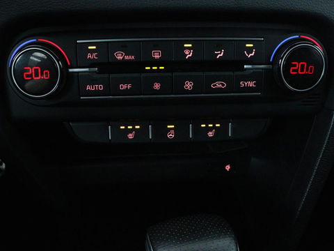 Kia Ceed 1.5 T-GDi GT-Line | Panoramadak | Stoel & stuurverwarming | Adaptive cruise | Trekhaak | Leder/Alcantara | Carplay | Camera | Digital Cockpit | Full LED