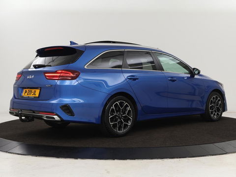 Kia Ceed 1.5 T-GDi GT-Line | Panoramadak | Stoel & stuurverwarming | Adaptive cruise | Trekhaak | Leder/Alcantara | Carplay | Camera | Digital Cockpit | Full LED