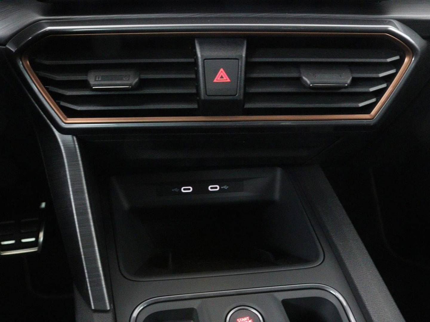CUPRA Leon 1.4 e-Hybrid | Stoel & stuurverwarming | Camera | Adaptive cruise | Sfeerverlichting | Navigatie | Keyless | Full LED | Park Assist | PHEV