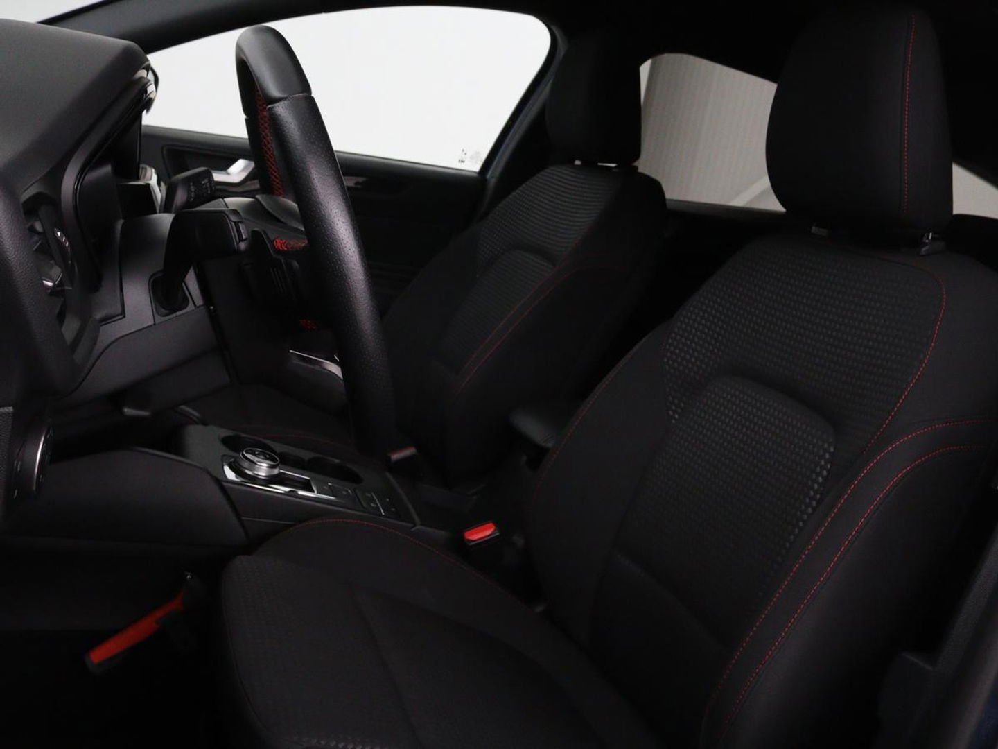 Ford Focus 1.5 EcoBoost ST Line | Trekhaak | B&O Sound | Carplay | Navigatie | Full LED | Climate control | Keyless | PDC | Sportstoelen