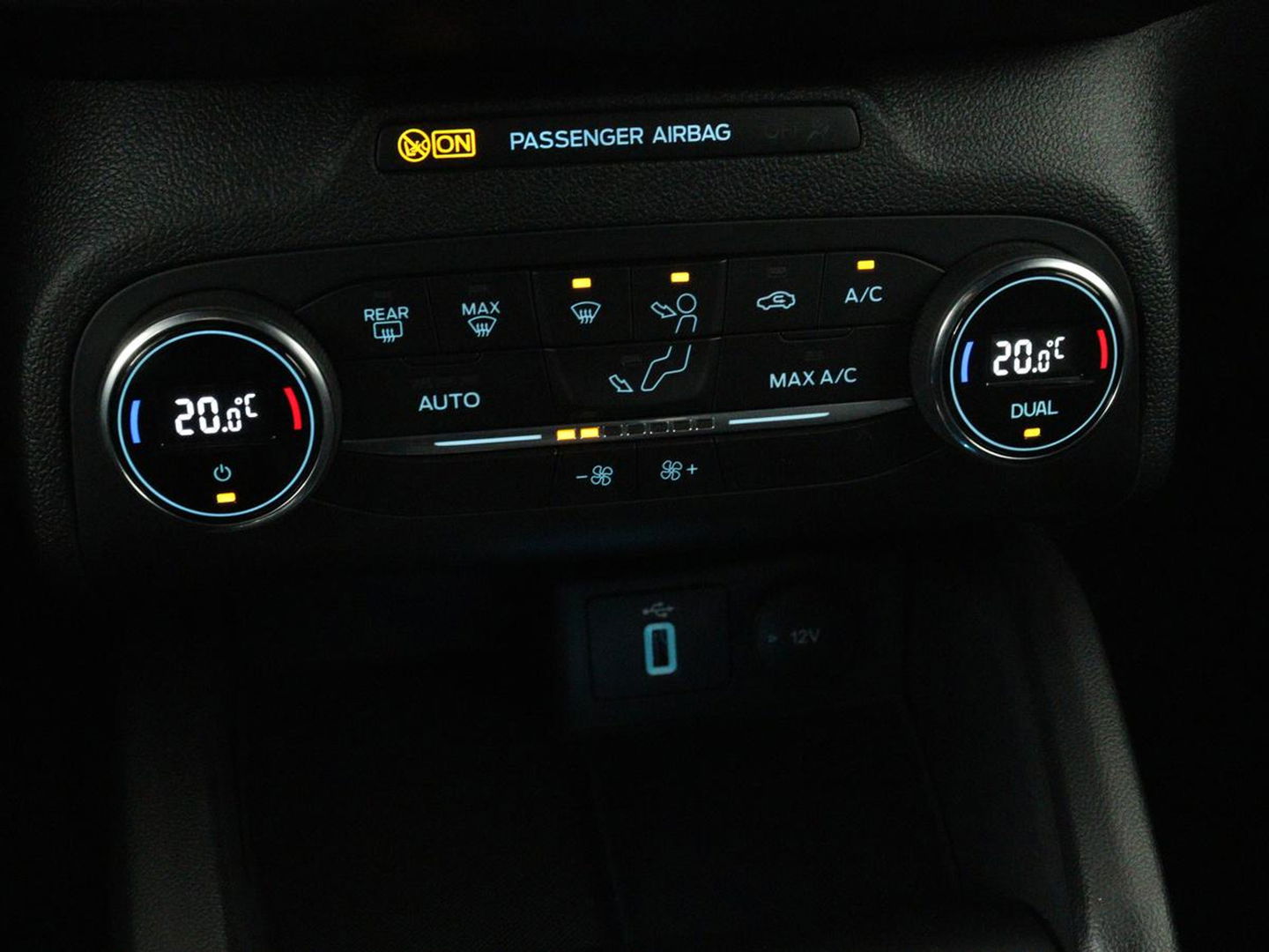 Ford Focus 1.5 EcoBoost ST Line | Trekhaak | B&O Sound | Carplay | Navigatie | Full LED | Climate control | Keyless | PDC | Sportstoelen