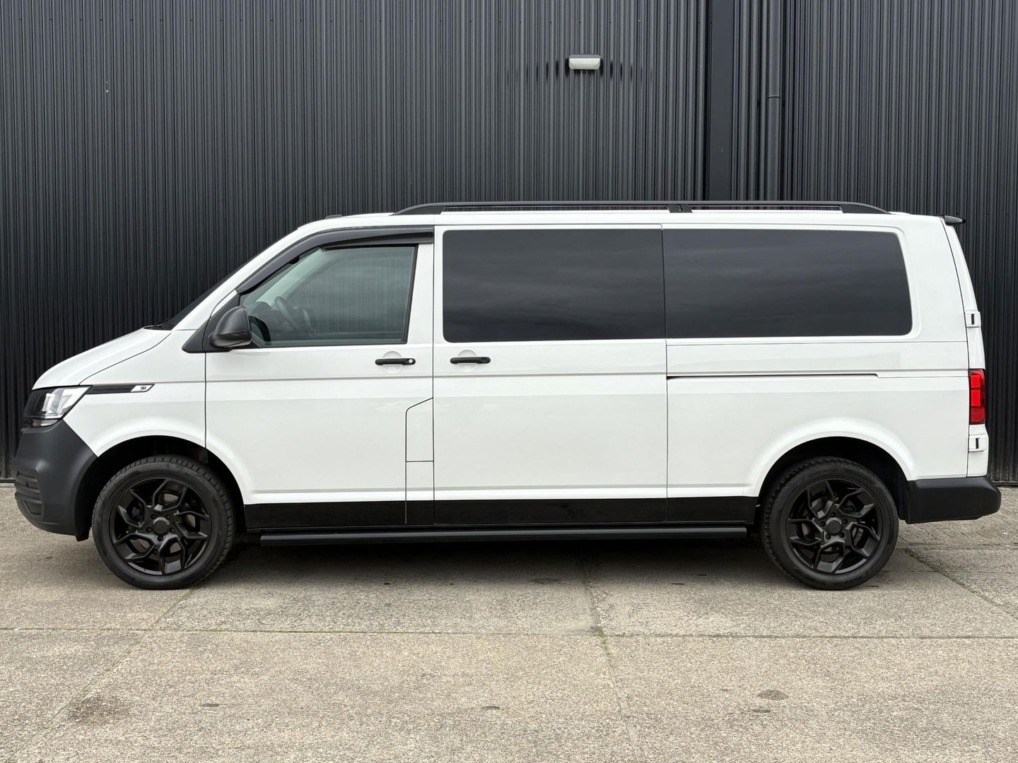 Volkswagen Transporter 2.0TDI L2H1 | 2x Schuifdeur | 18 inch LMV | Stoelverwarming