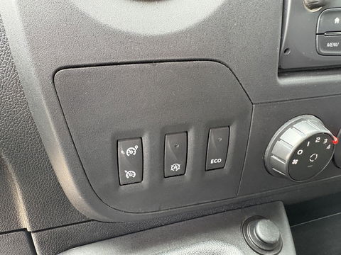 Renault Master T35 2.3 dCi L2H2 145pk | Navigatie | Camera | Trekhaak | Airco | Cruise control | 12 maanden APK |