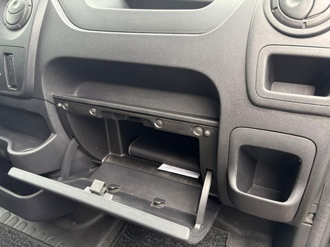 Renault Master T35 2.3 dCi L2H2 145pk | Navigatie | Camera | Trekhaak | Airco | Cruise control | 12 maanden APK |