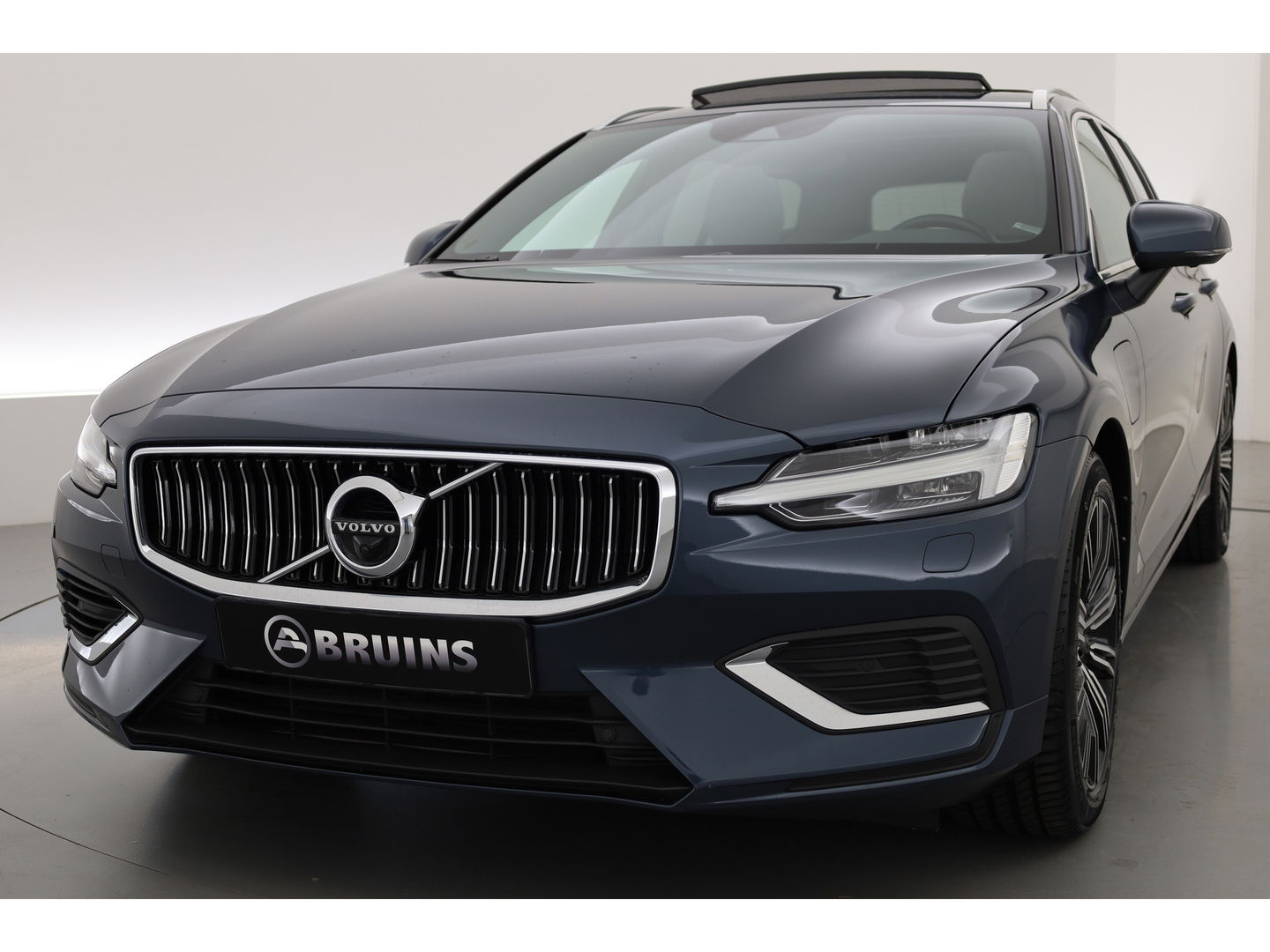 Volvo V60 2.0 T6 Recharge AWD Inscription | Long Range |Tailored Wool | Pano-dak | ACC | H&K Audio | 360 Camera |