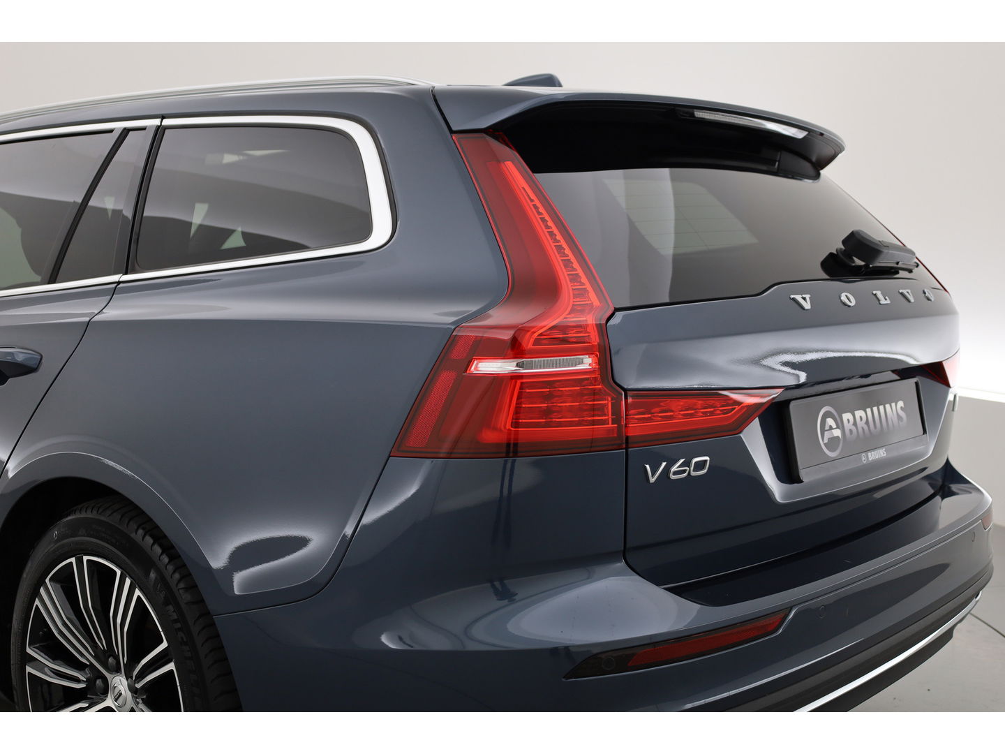 Volvo V60 2.0 T6 Recharge AWD Inscription | Long Range |Tailored Wool | Pano-dak | ACC | H&K Audio | 360 Camera |