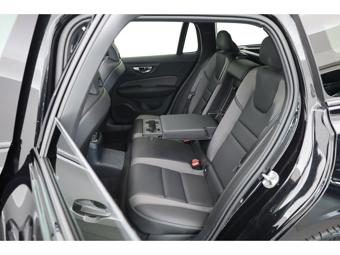 Volvo V60 2.0 T6 Recharge AWD R-Design | Long Range | Pano-dak | Head-up | H&K Audio | ACC |