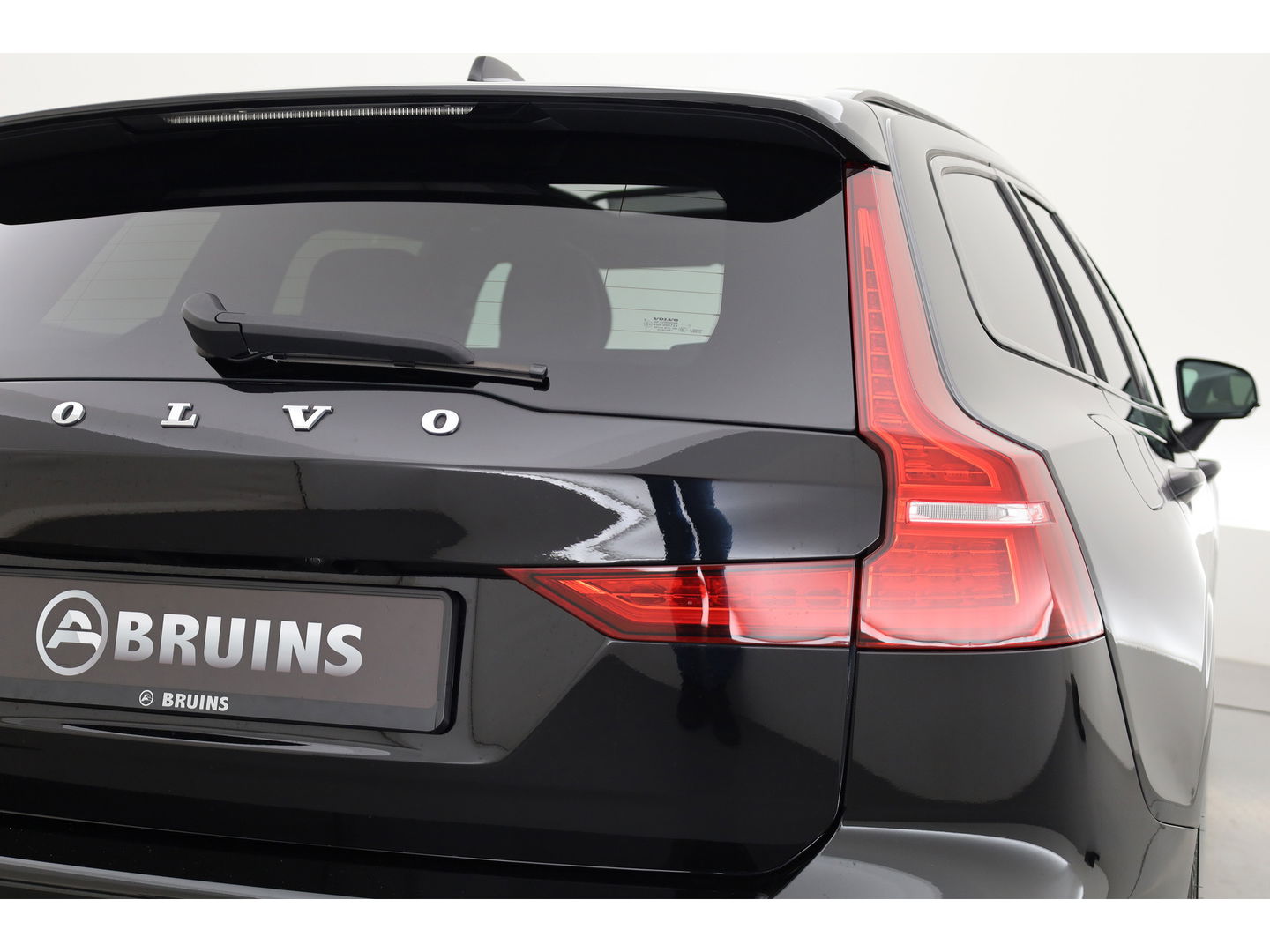 Volvo V60 2.0 T6 Recharge AWD R-Design | Long Range | Pano-dak | Head-up | H&K Audio | ACC |