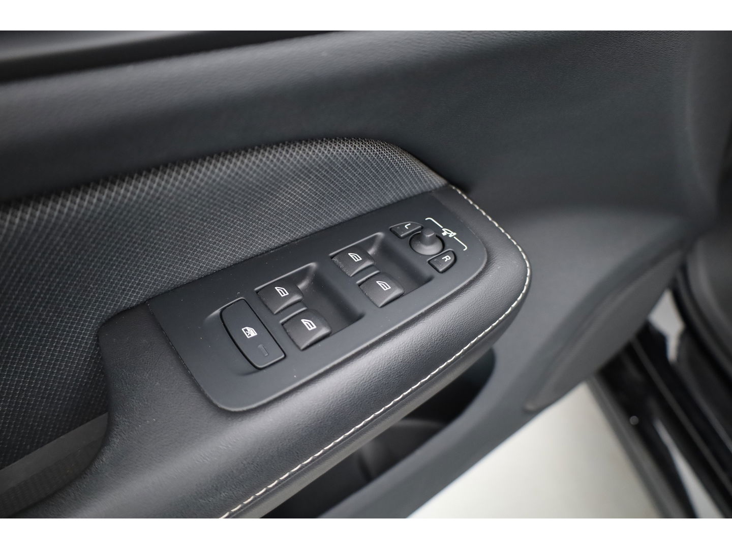 Volvo V60 2.0 T6 Recharge AWD R-Design | Long Range | Pano-dak | Head-up | H&K Audio | ACC |