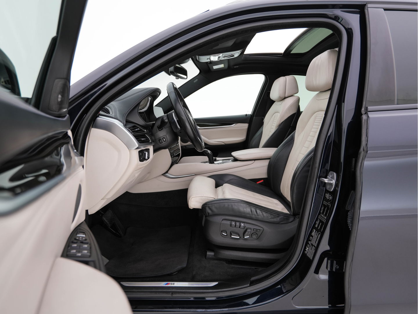 BMW X6 xDrive50i High-Executive M-Sportpack Aut. *PANO | HEAD-UP | TWO-COLOUR-LUXURYLEATHER | FULL-LED | MEMORY-PACK | HARMAN/KARDON-SOUNDSYSTEM | | BLIND-SPOT | KEYLESS | CAMERA | COMFORT-SEATS | SOFT-CLOSE | 20''ALU*