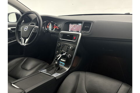 Volvo V60 2.4 D6 AWD Plug-In Hybrid Summum 215PK Trekhaak LED Clima Cruise Navi Memory Stoelverwarming 17''LMV