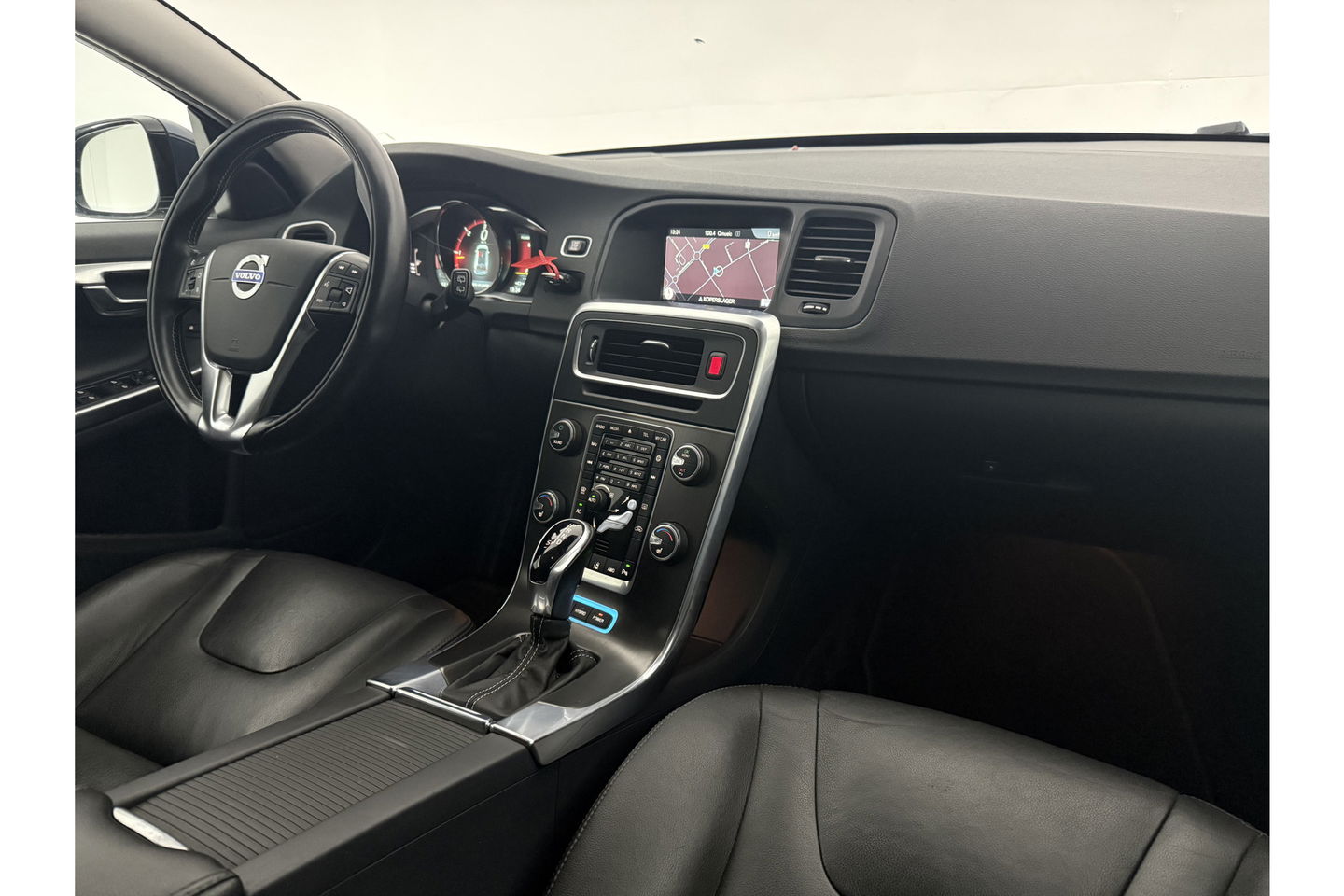 Volvo V60 2.4 D6 AWD Plug-In Hybrid Summum 215PK Trekhaak LED Clima Cruise Navi Memory Stoelverwarming 17''LMV