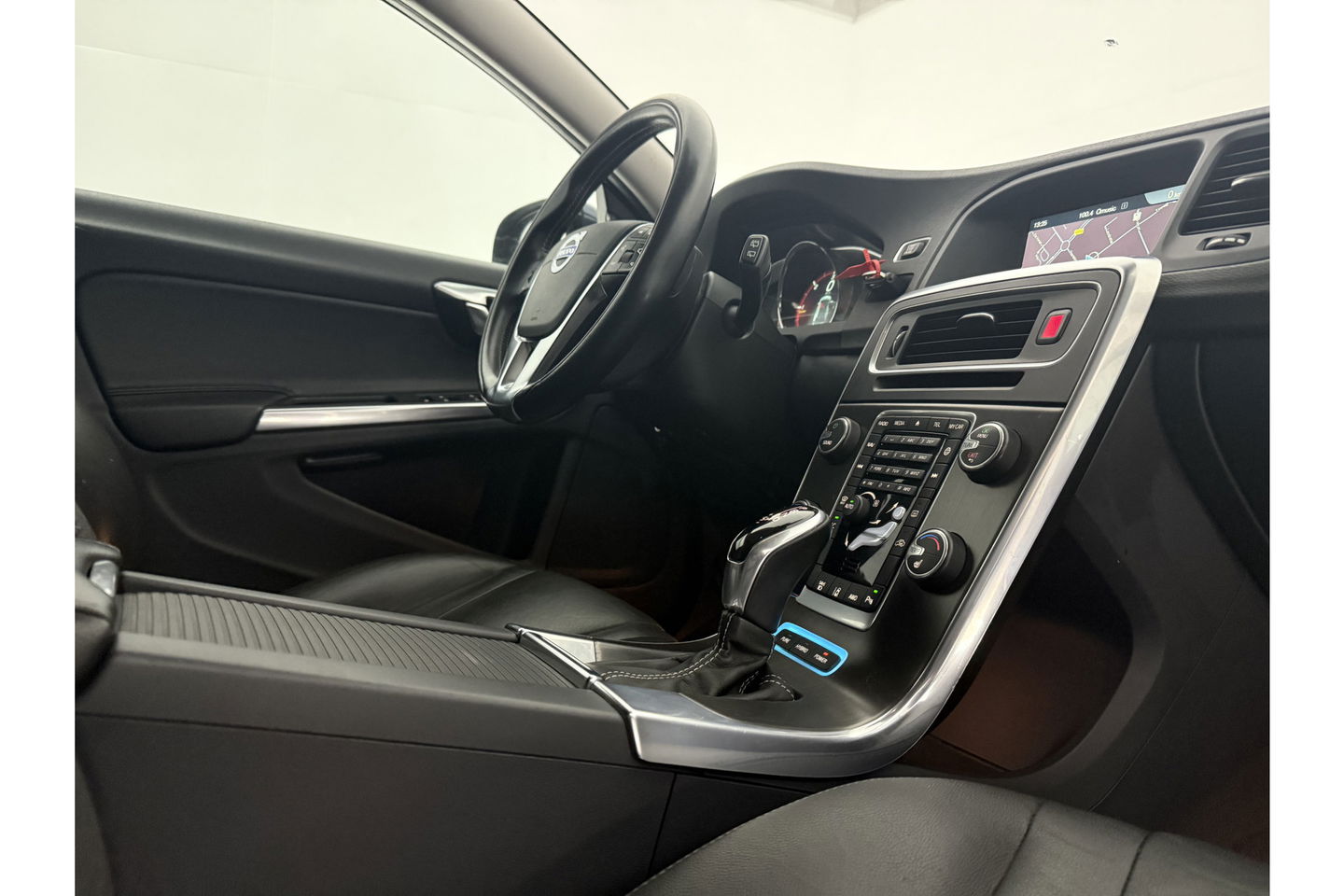 Volvo V60 2.4 D6 AWD Plug-In Hybrid Summum 215PK Trekhaak LED Clima Cruise Navi Memory Stoelverwarming 17''LMV