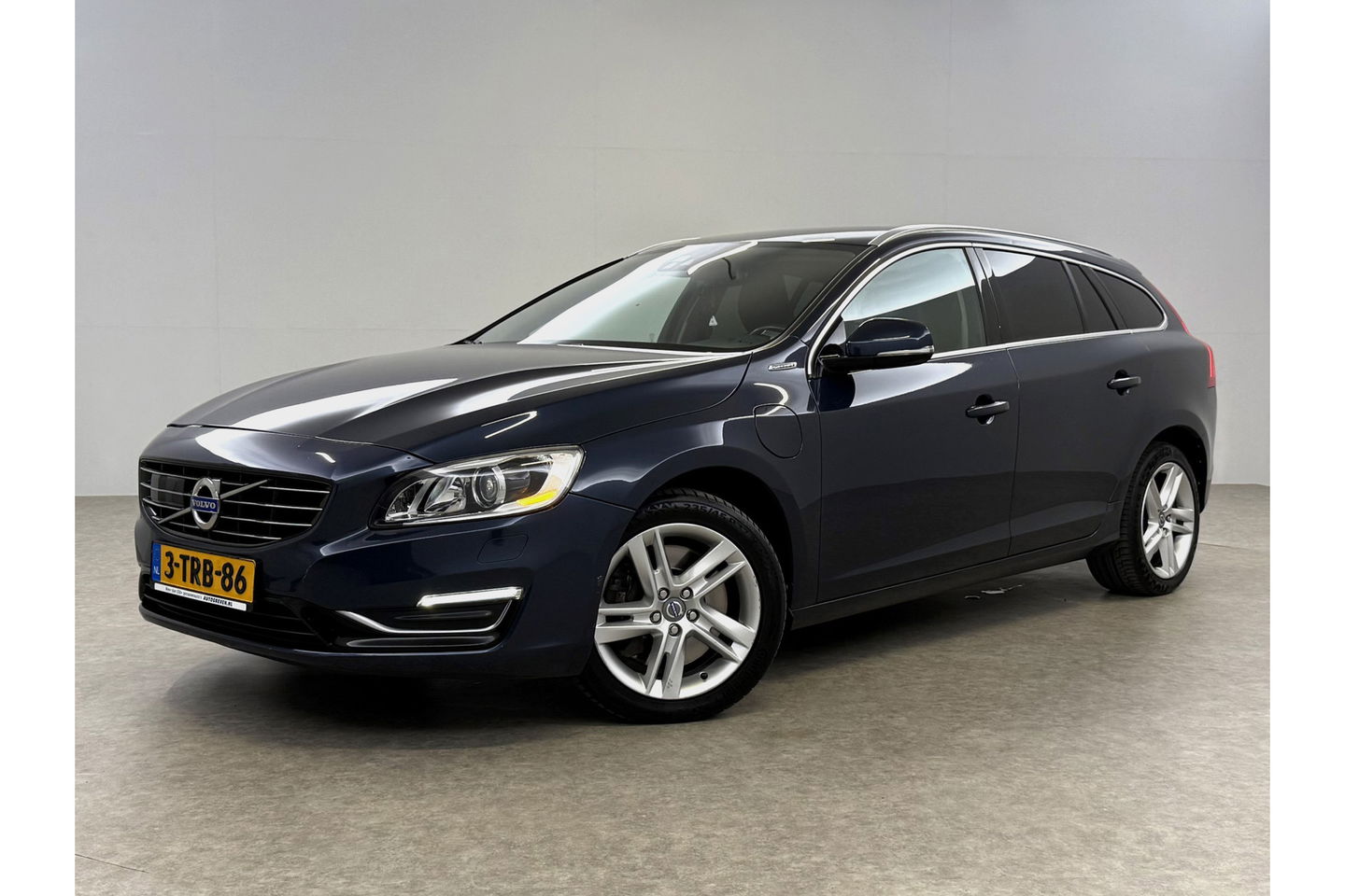 Volvo V60 2.4 D6 AWD Plug-In Hybrid Summum 215PK Trekhaak LED Clima Cruise Navi Memory Stoelverwarming 17''LMV