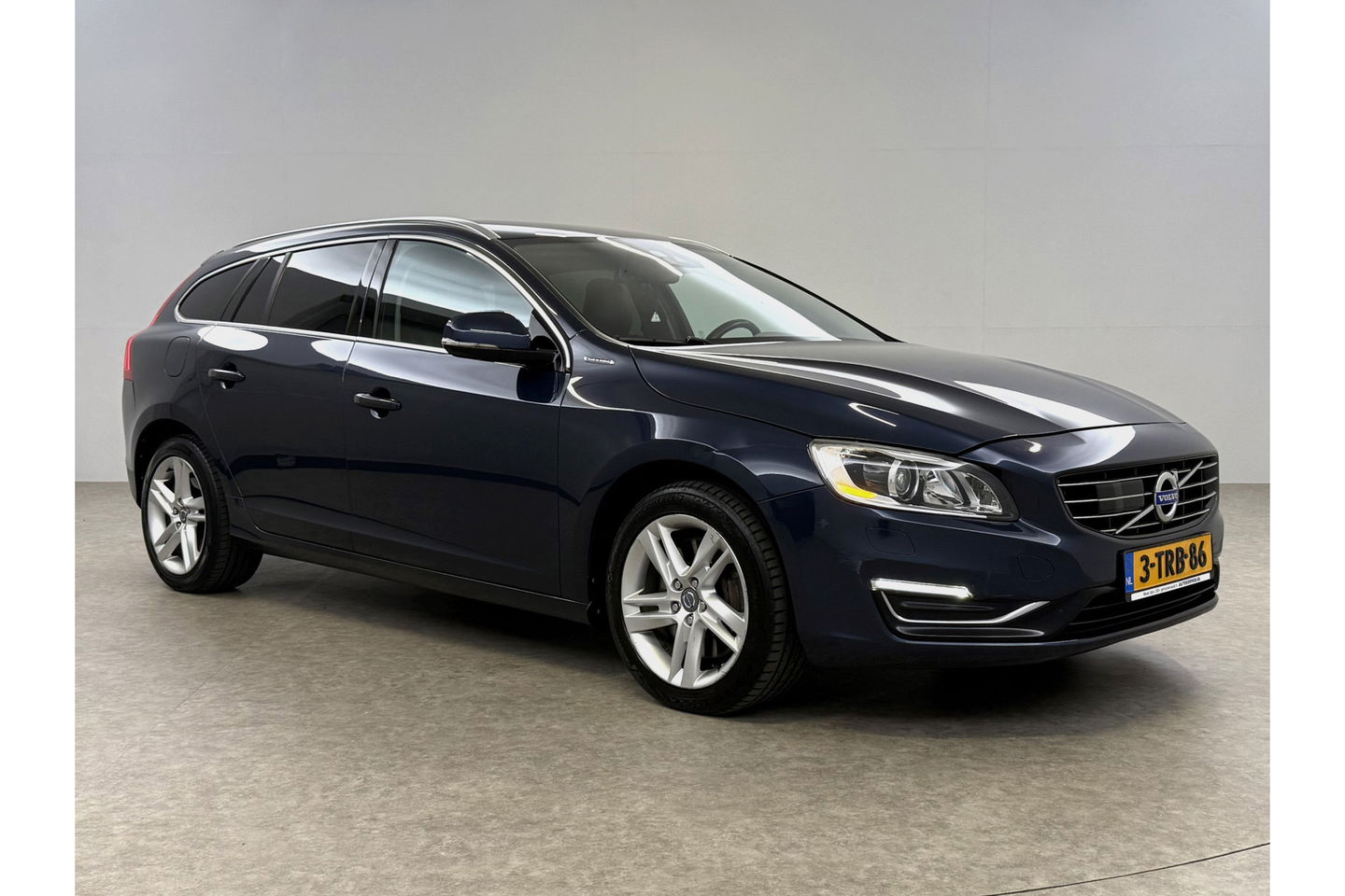 Volvo V60 2.4 D6 AWD Plug-In Hybrid Summum 215PK Trekhaak LED Clima Cruise Navi Memory Stoelverwarming 17''LMV