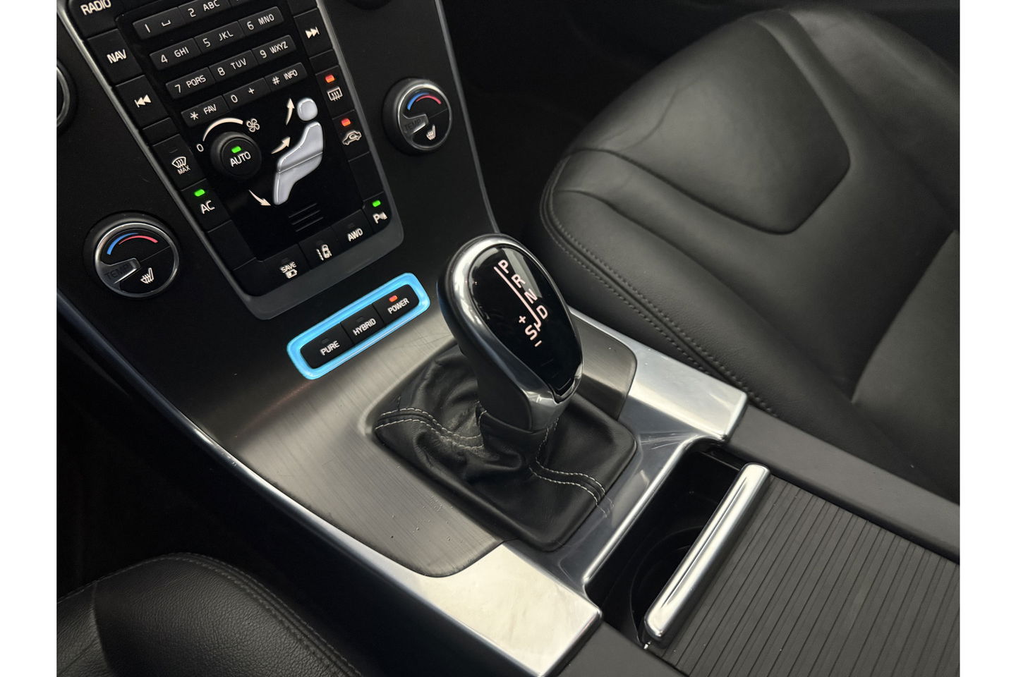 Volvo V60 2.4 D6 AWD Plug-In Hybrid Summum 215PK Trekhaak LED Clima Cruise Navi Memory Stoelverwarming 17''LMV