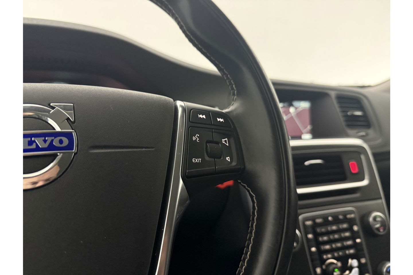 Volvo V60 2.4 D6 AWD Plug-In Hybrid Summum 215PK Trekhaak LED Clima Cruise Navi Memory Stoelverwarming 17''LMV