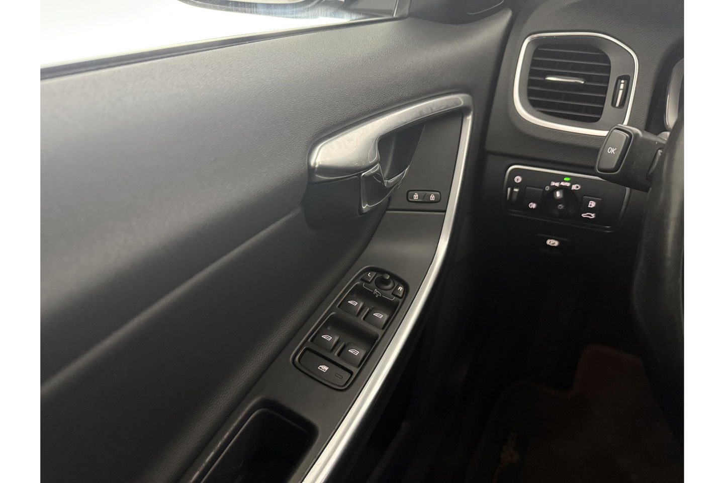 Volvo V60 2.4 D6 AWD Plug-In Hybrid Summum 215PK Trekhaak LED Clima Cruise Navi Memory Stoelverwarming 17''LMV