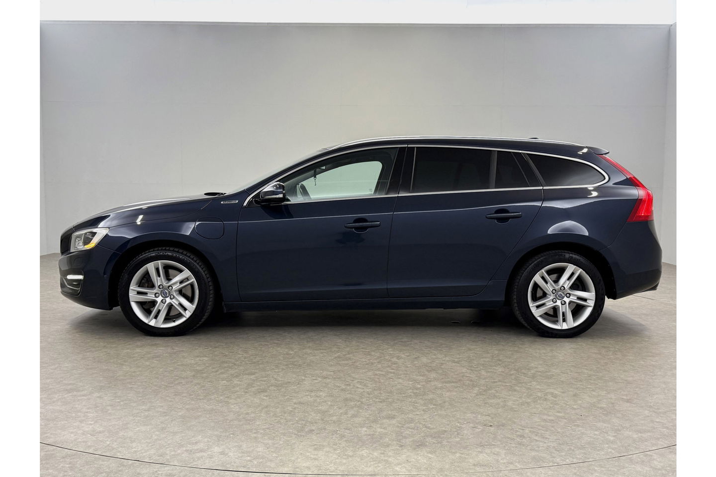 Volvo V60 2.4 D6 AWD Plug-In Hybrid Summum 215PK Trekhaak LED Clima Cruise Navi Memory Stoelverwarming 17''LMV