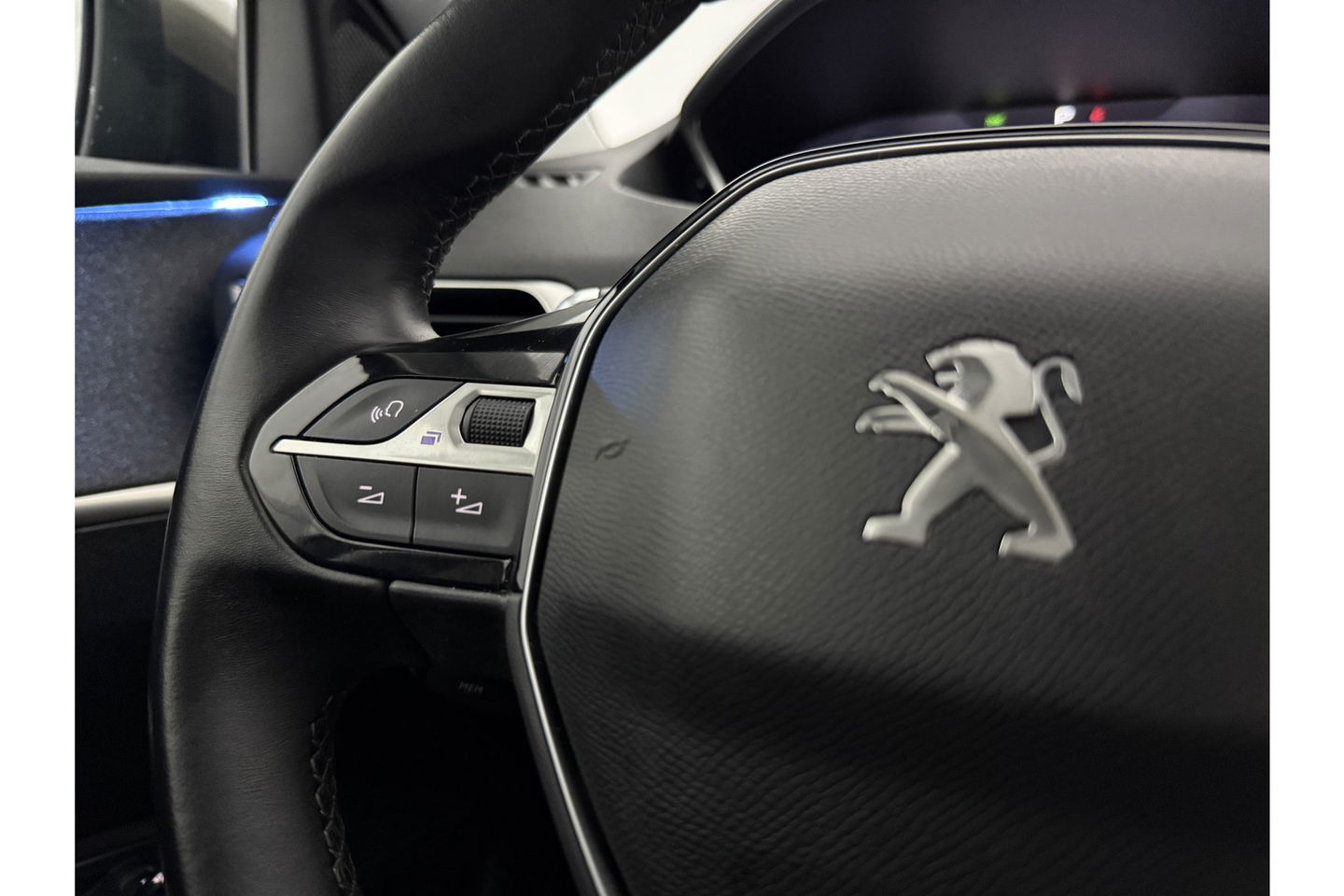 Peugeot 3008 1.2 PureTech Sfeer LED Trekhaak Memory Virtual Carplay Cruise 360Camera Clima Navi PDC 19"LMV