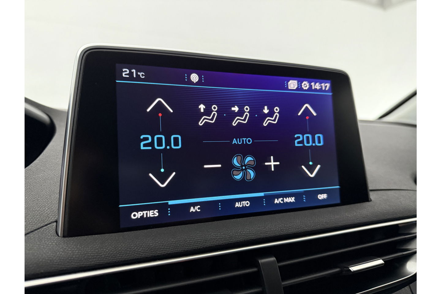 Peugeot 3008 1.2 PureTech Sfeer LED Trekhaak Memory Virtual Carplay Cruise 360Camera Clima Navi PDC 19"LMV
