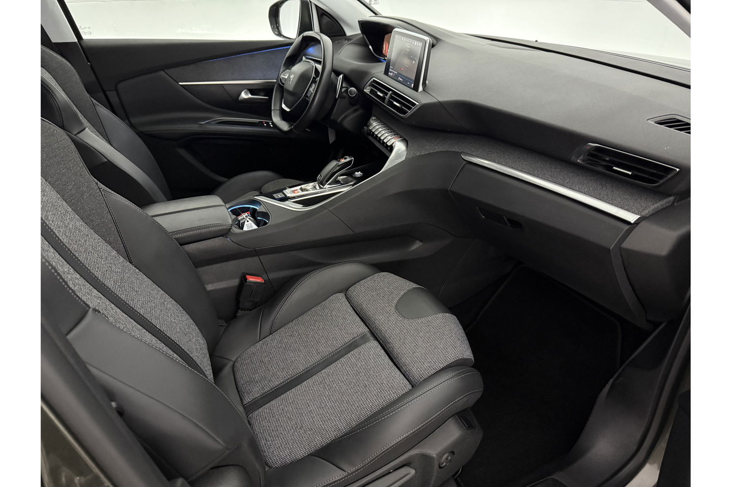 Peugeot 3008 1.2 PureTech Sfeer LED Trekhaak Memory Virtual Carplay Cruise 360Camera Clima Navi PDC 19"LMV