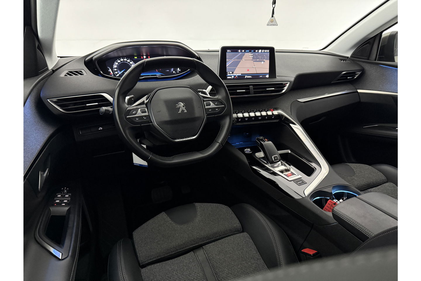 Peugeot 3008 1.2 PureTech Sfeer LED Trekhaak Memory Virtual Carplay Cruise 360Camera Clima Navi PDC 19"LMV