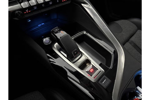 Peugeot 3008 1.2 PureTech Sfeer LED Trekhaak Memory Virtual Carplay Cruise 360Camera Clima Navi PDC 19"LMV