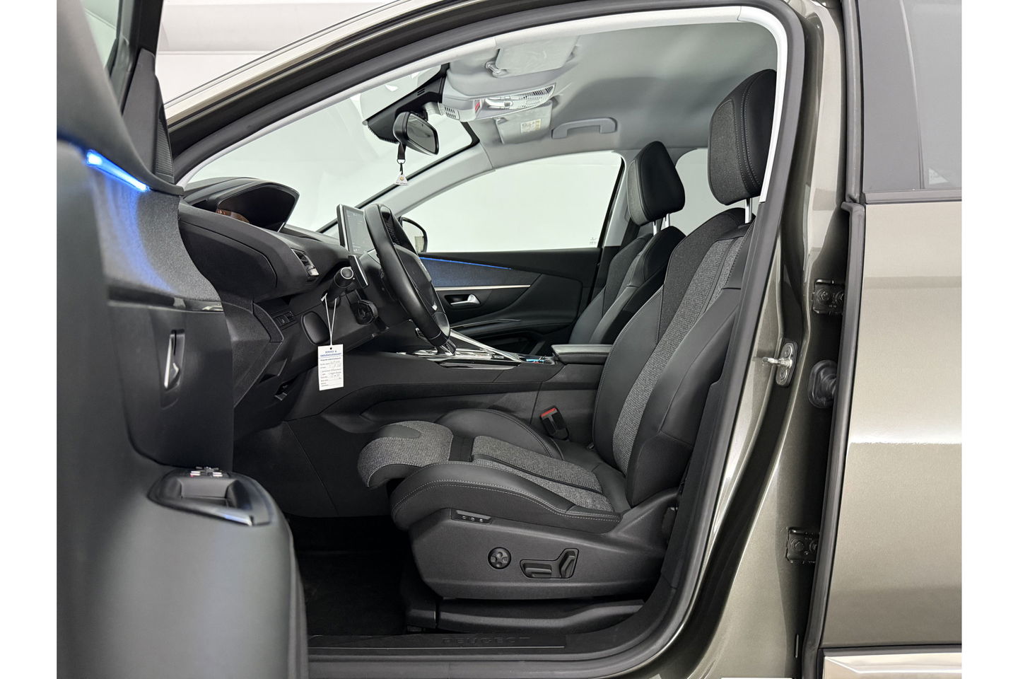 Peugeot 3008 1.2 PureTech Sfeer LED Trekhaak Memory Virtual Carplay Cruise 360Camera Clima Navi PDC 19"LMV