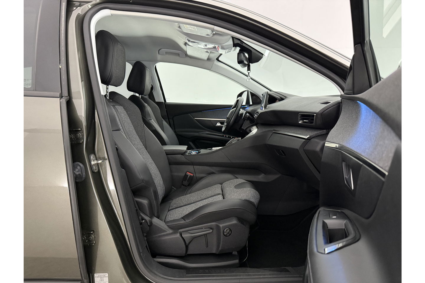 Peugeot 3008 1.2 PureTech Sfeer LED Trekhaak Memory Virtual Carplay Cruise 360Camera Clima Navi PDC 19"LMV