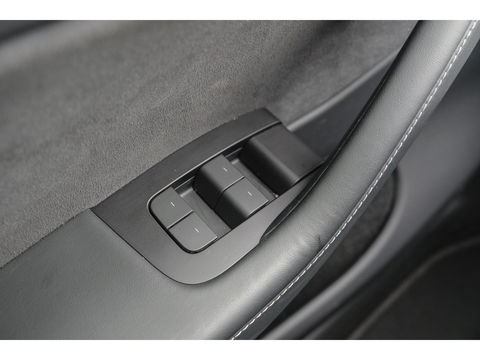 Tesla Model Y Performance 462pk AWD 75 kWh Black edition Panoramadak *BTW* NLauto 1e eigenaar