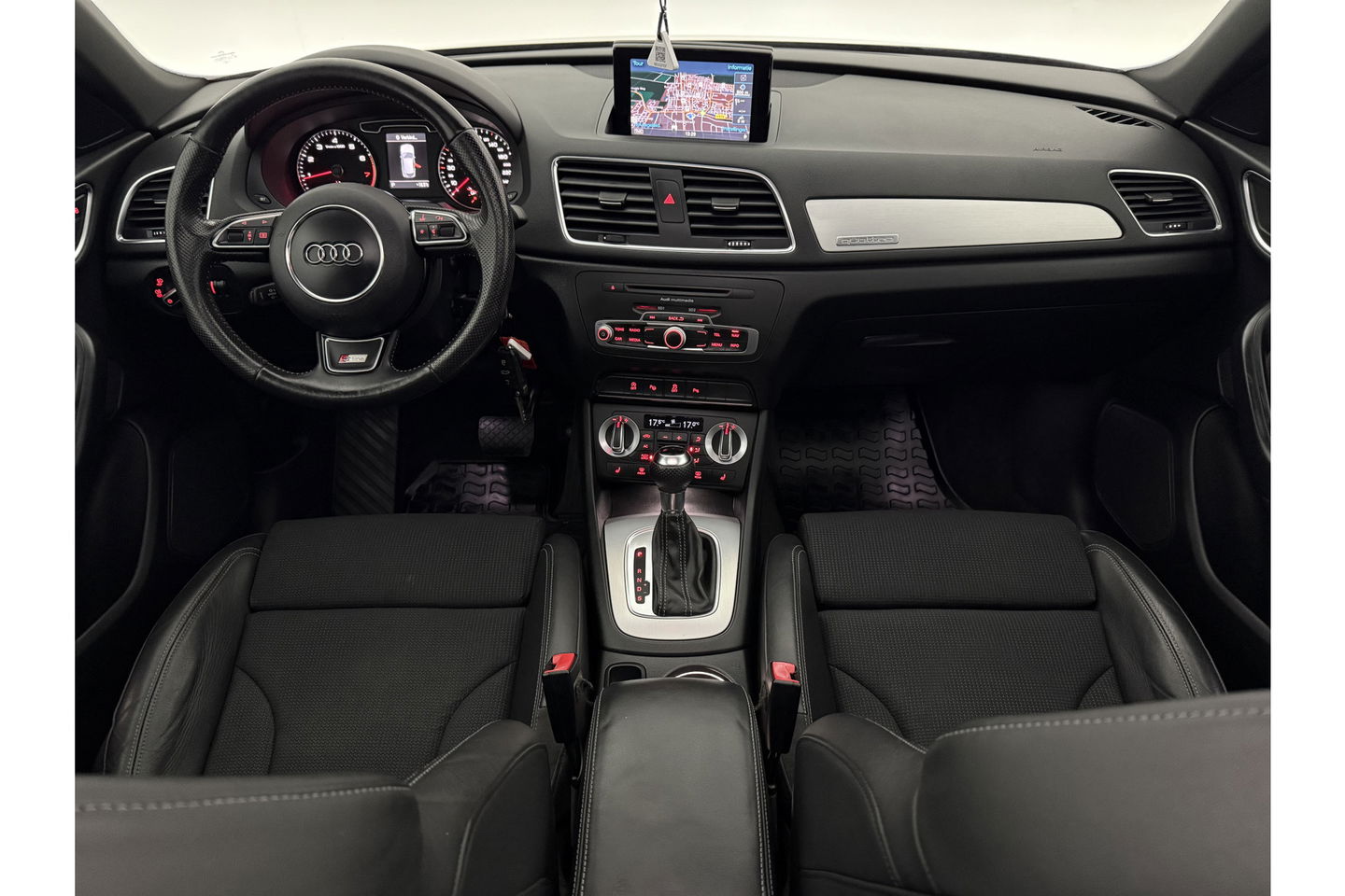 Audi Q3 2.0 TFSI quattro S-Line 170PK Pano LED Camera Trekhaak Clima Cruise Navi PDC 18"LMV