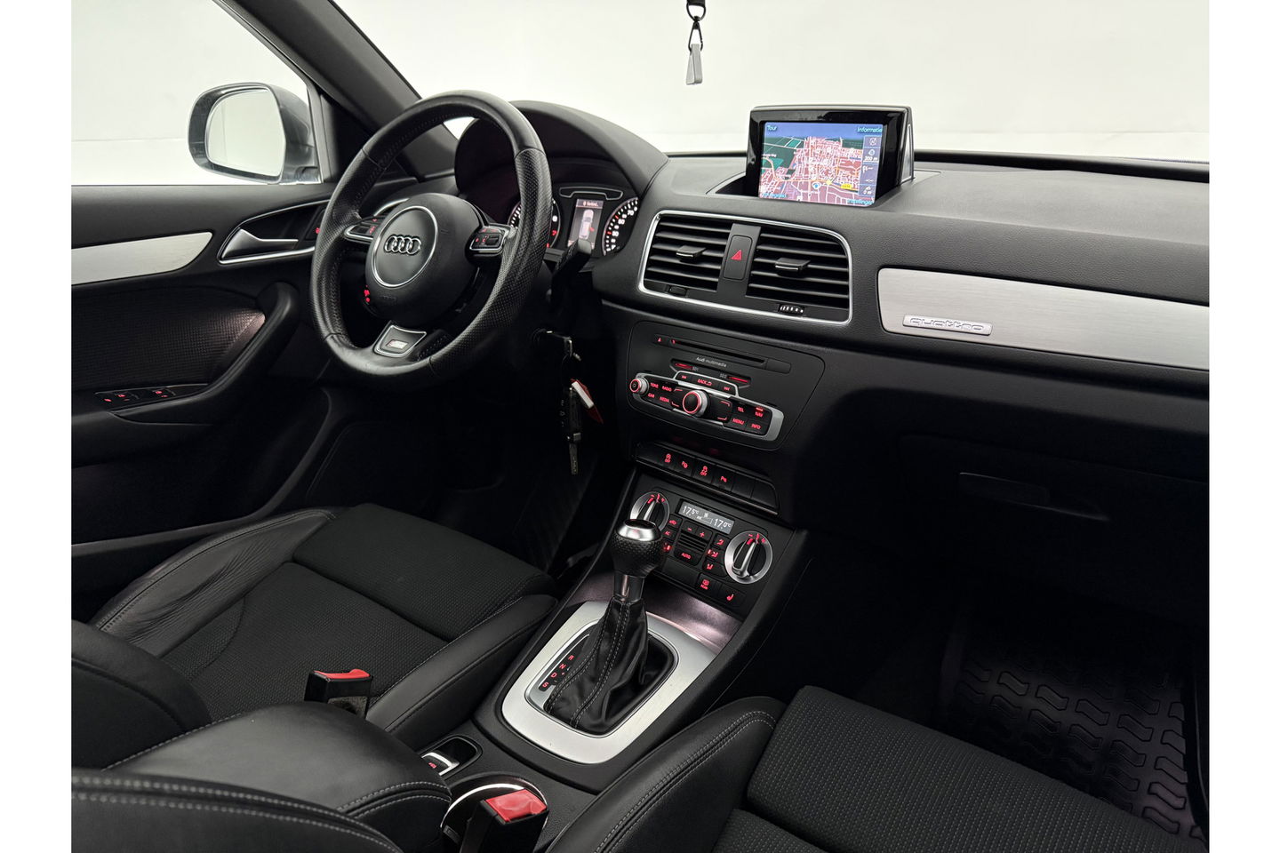 Audi Q3 2.0 TFSI quattro S-Line 170PK Pano LED Camera Trekhaak Clima Cruise Navi PDC 18"LMV