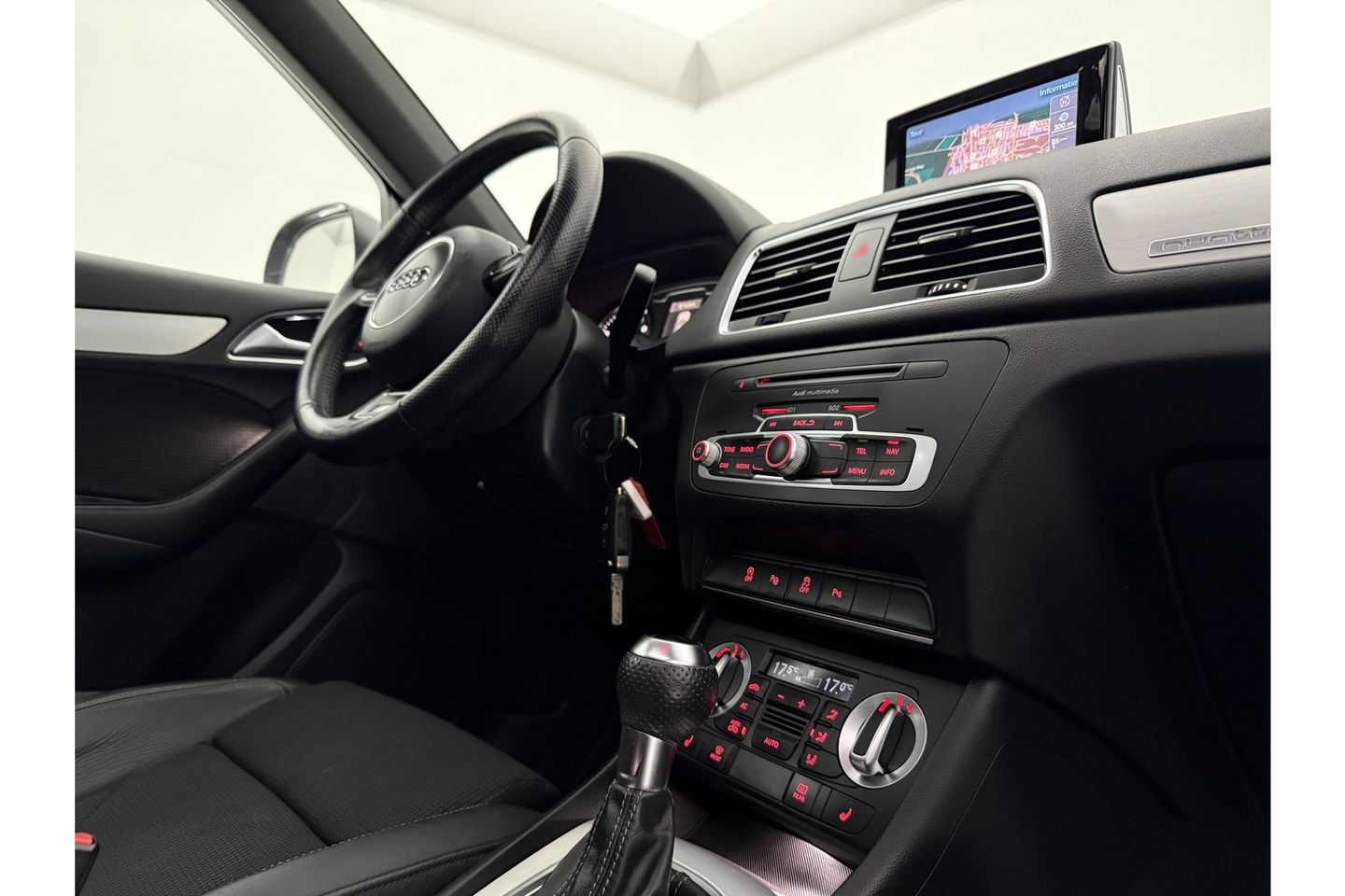 Audi Q3 2.0 TFSI quattro S-Line 170PK Pano LED Camera Trekhaak Clima Cruise Navi PDC 18"LMV