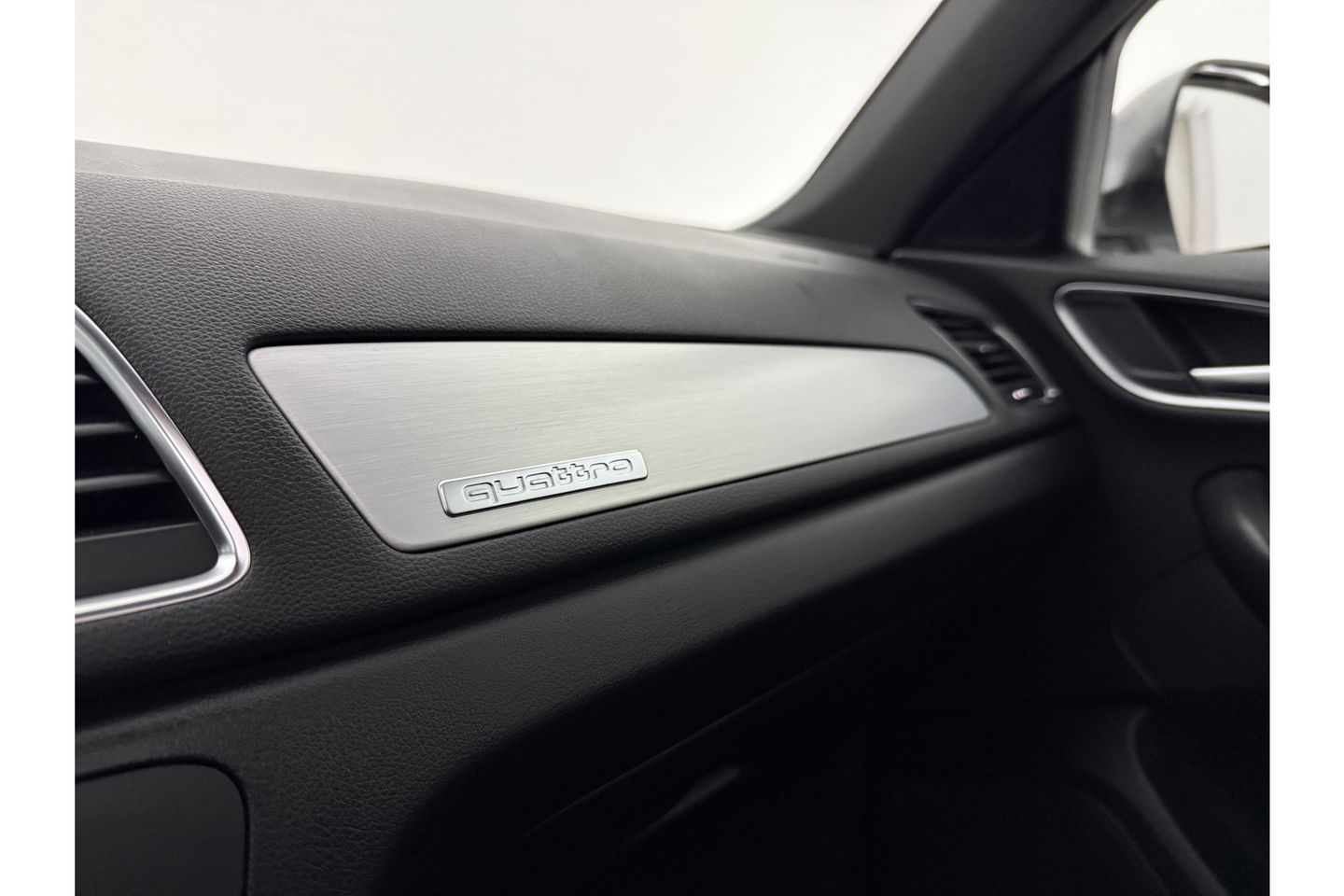 Audi Q3 2.0 TFSI quattro S-Line 170PK Pano LED Camera Trekhaak Clima Cruise Navi PDC 18"LMV