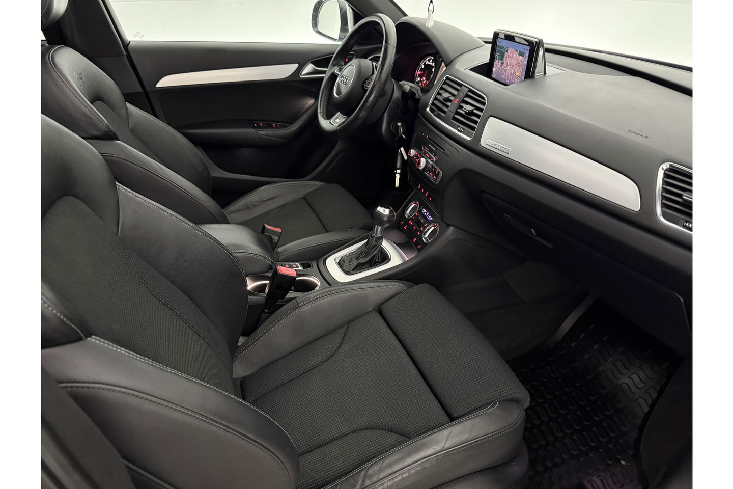 Audi Q3 2.0 TFSI quattro S-Line 170PK Pano LED Camera Trekhaak Clima Cruise Navi PDC 18"LMV