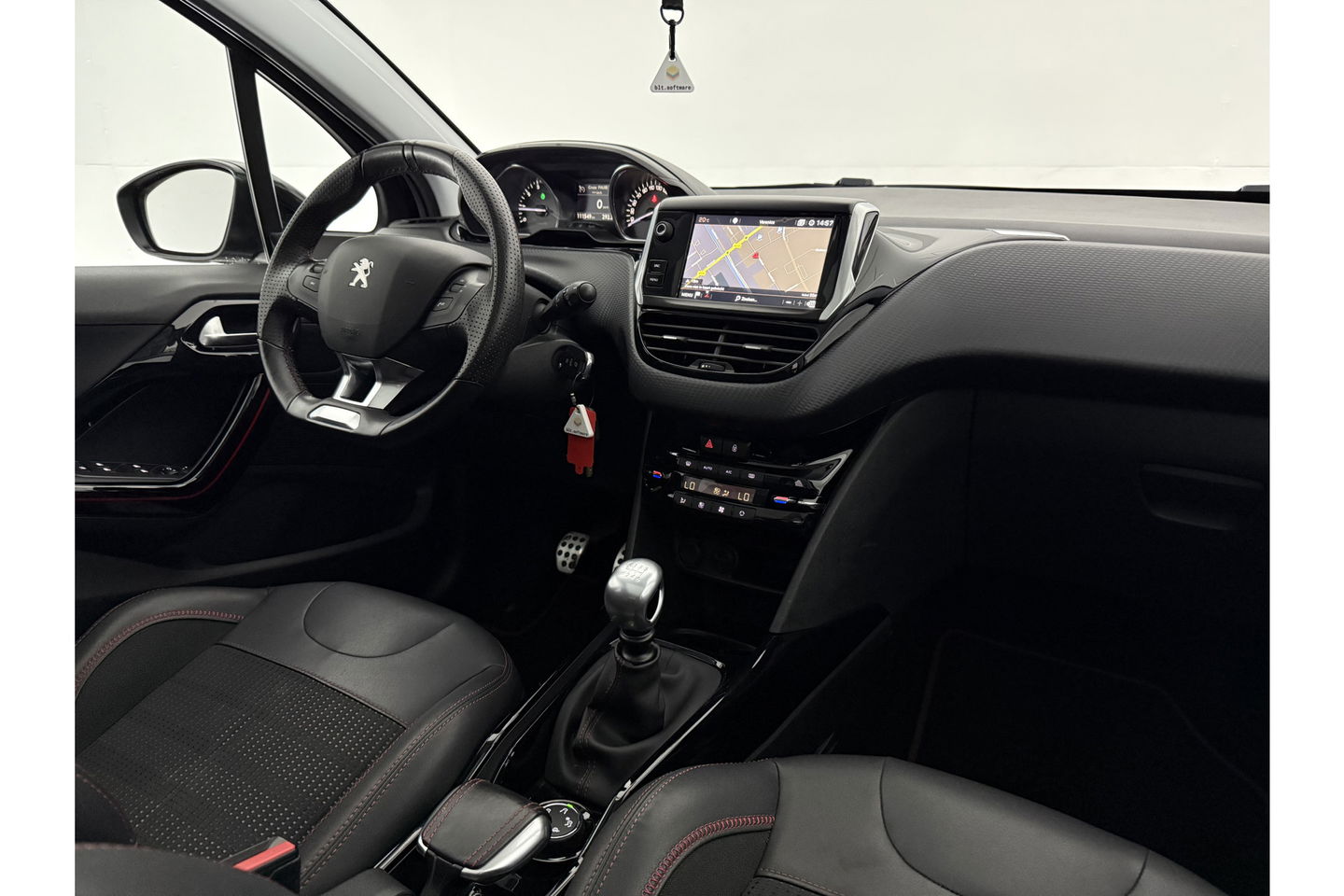 Peugeot 2008 1.2 PureTech GT-line 130PK Pano Sfeer LED Clima Cruise Camera Carplay PDC 17"LMV
