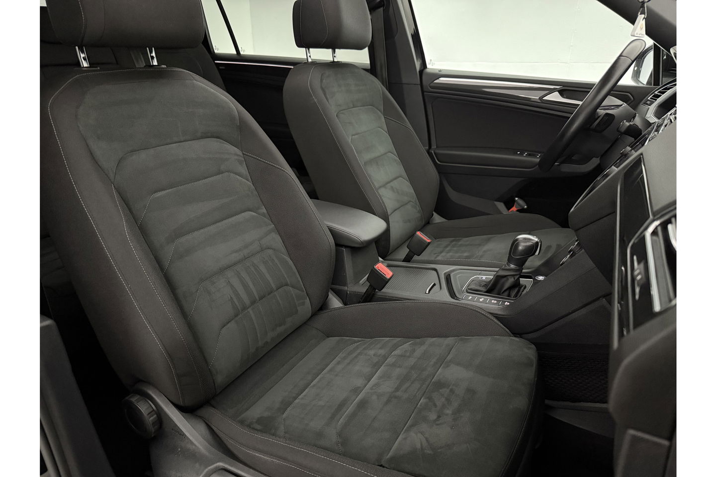Volkswagen Tiguan 1.5 TSI 150PK Allspace R-Line 7P Pano LED Carplay Virtual Camera Clima Cruise Navi PDC 19''LMV