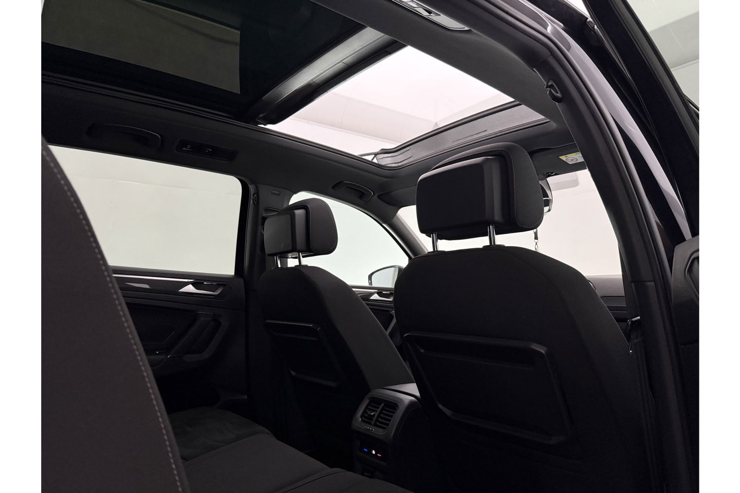 Volkswagen Tiguan 1.5 TSI 150PK Allspace R-Line 7P Pano LED Carplay Virtual Camera Clima Cruise Navi PDC 19''LMV