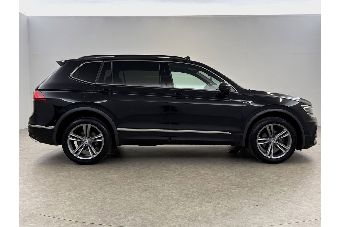 Volkswagen Tiguan 1.5 TSI 150PK Allspace R-Line 7P Pano LED Carplay Virtual Camera Clima Cruise Navi PDC 19''LMV